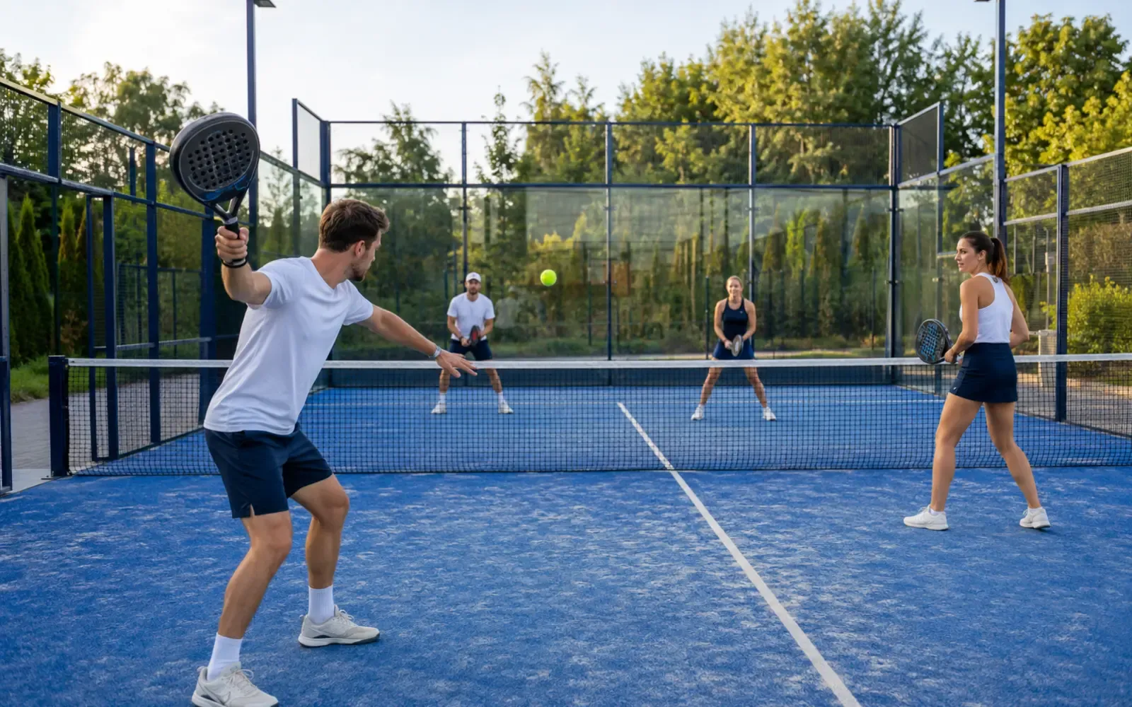 Čtveřice přátel hrající padel