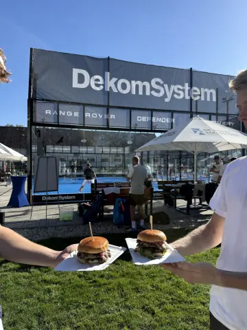 Burgery u padelových kurtů během klubového turnaje 26. září 2026 v Malšovicích
